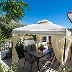 Irinis House Tatil Evi Komílion