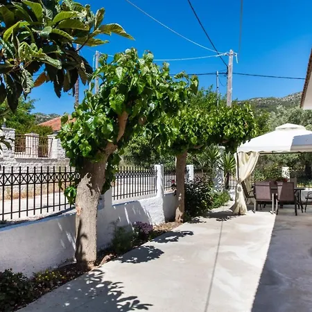 Irinis House Tatil Evi Komílion