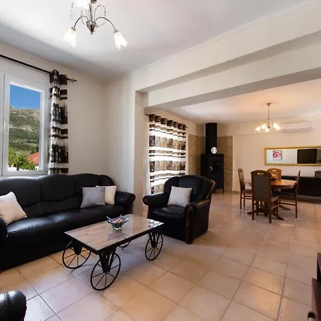 Irinis House Tatil Evi Komílion