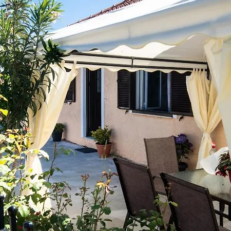 Дом отдыха Irinis House Komilion