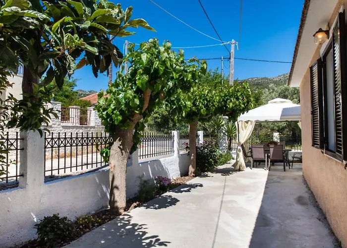 Irinis House Casa de Férias Komilion