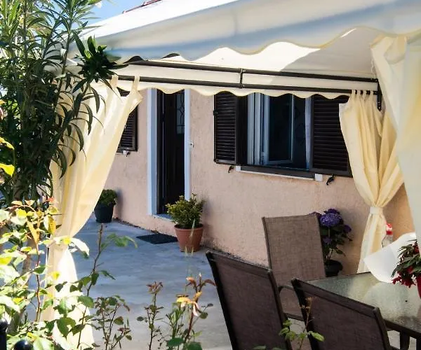 Casa de Férias Irinis House Komilion