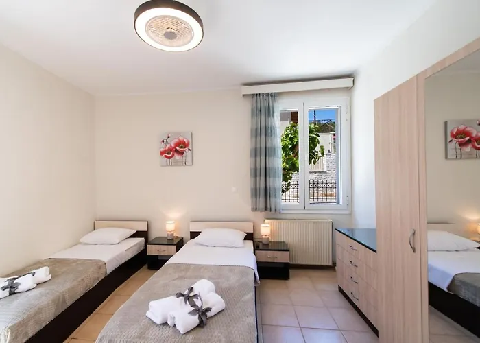 Irinis House Casa de Férias Komilion